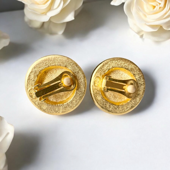 Vintage Designer Ooops A Daisy Retro 80s Gold tone Quilted Disk Pearl Earrings - Picture 3 of 4